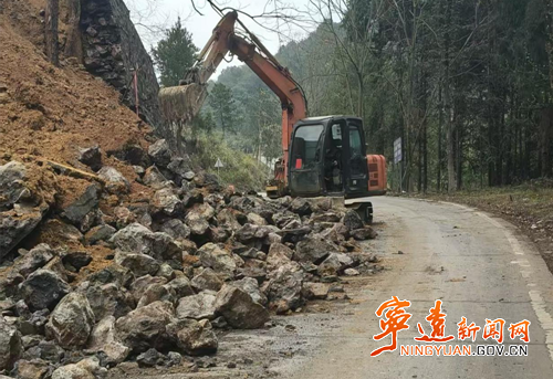 宁远县九疑瑶族乡：清理山体落石 守护道路安全_副本500.png