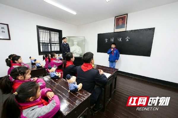 重走雷锋路——雷锋小学师生代表与长沙、抚顺雷锋派出所民警共同走进荷叶坝小学_副本.jpg 重走雷锋路——雷锋小学师生代表与长沙、抚顺雷锋派出所民警共同走进荷叶坝小学_副本.jpg