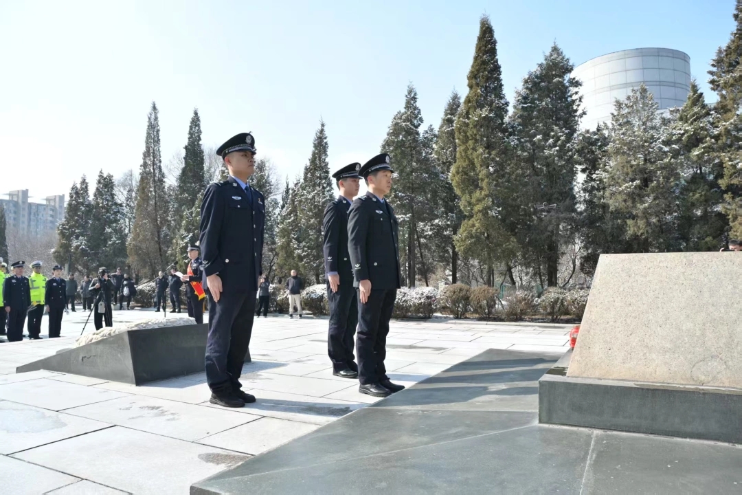 安志将从雷锋故乡带来的红土放置在雷锋墓前