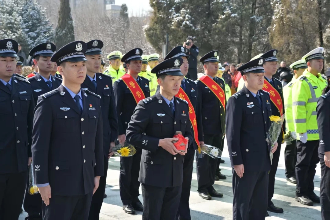 3月4日上午，长沙、抚顺两地雷锋派出所民警将从雷锋故乡带来的红土带至雷锋墓前