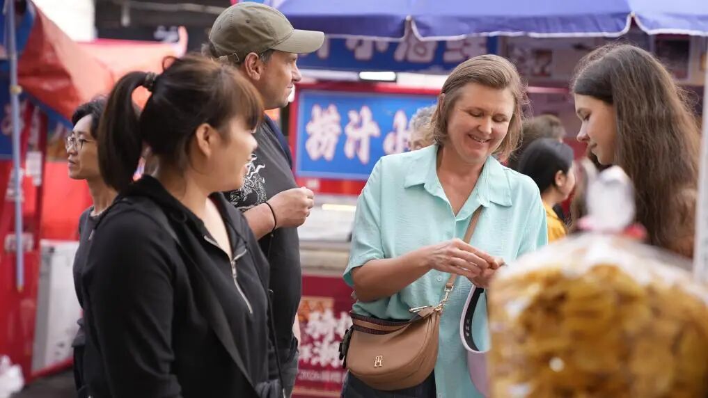 新春中国行|爱上“中国范儿” 外国人来华过年购物成为新风尚 新春中国行|爱上“中国范儿” 外国人来华过年购物成为新风尚