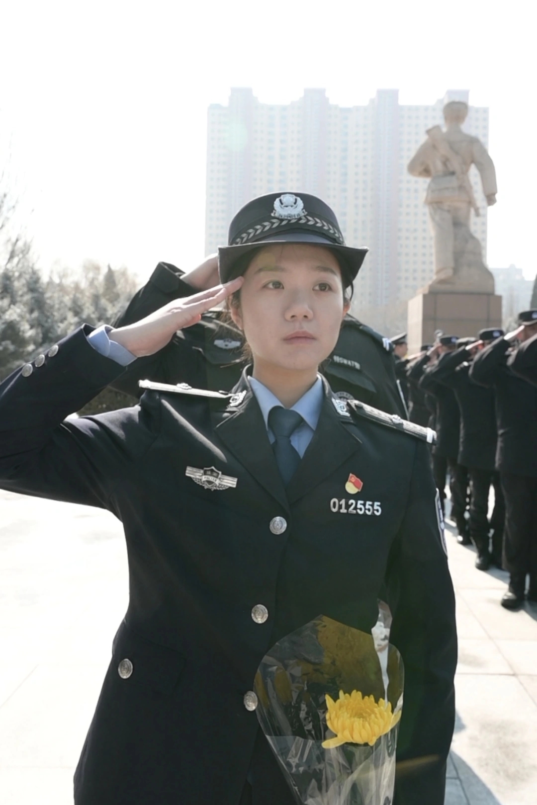 两地民警在雷锋墓前庄严敬礼