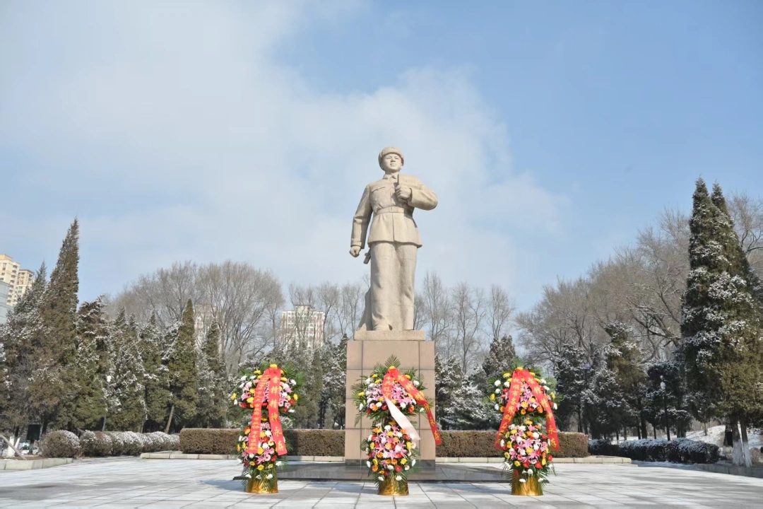 抚顺市雷锋纪念馆内的雷锋雕像