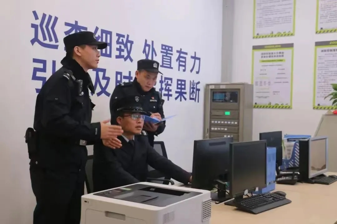 长沙雷锋派出所民警走访辖区企业 / 受访者供图