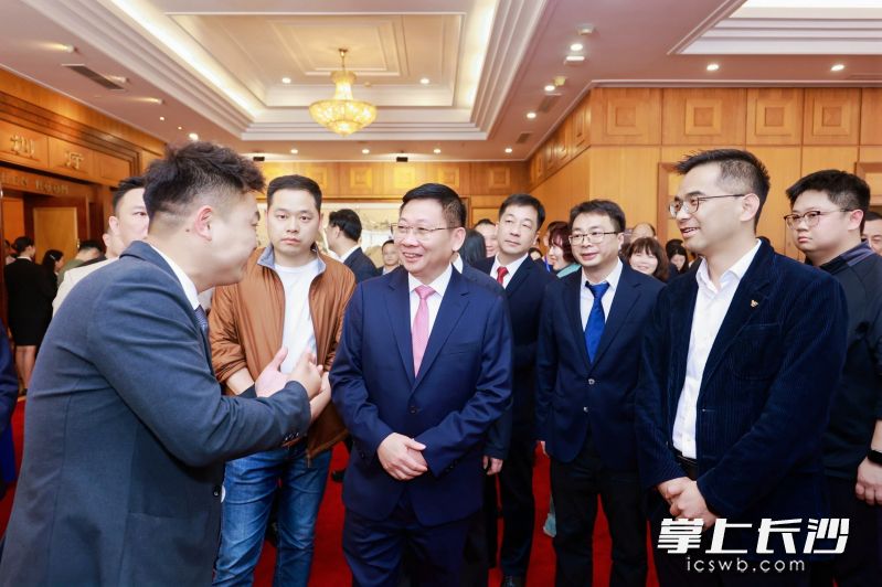 3月7日下午,“湾区逐梦·星城安家”长沙市“好房子”推介暨合作签约活动在广东省深圳市举行,市委副书记、市长陈博彰出席并见证签约。 3月7日下午,“湾区逐梦·星城安家”长沙市“好房子”推介暨合作签约活动在广东省深圳市举行,市委副书记、市长陈博彰出席并见证签约。