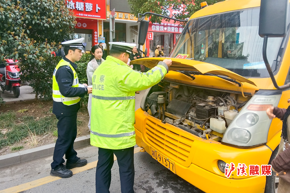 校车2.jpg