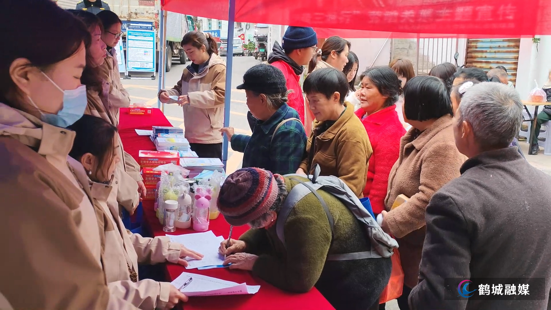 鹤城:春风送岗进乡村 精准服务惠民生.mp4_000005.597.png