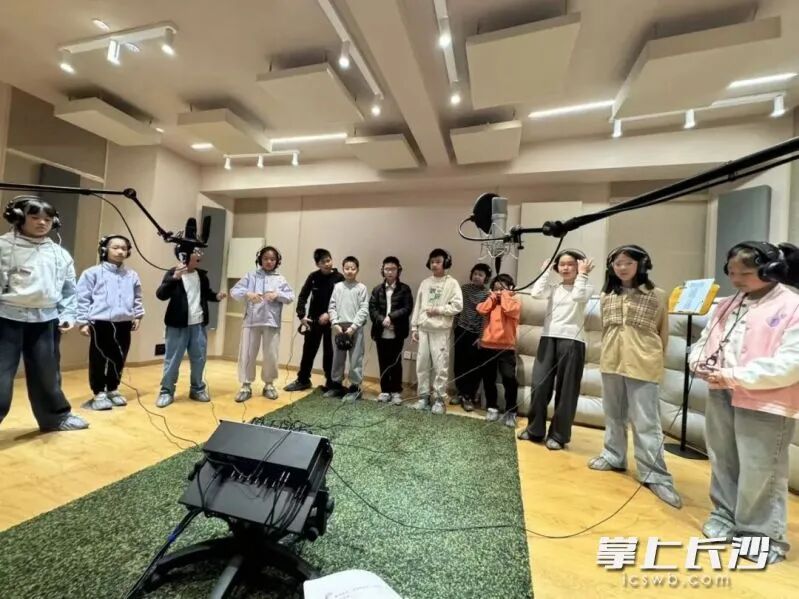 去年11月，“星辰合唱团”31名小团员满怀憧憬地走进专业录音棚，迎接他们的是一场对专注力和表现力的“极限挑战”。