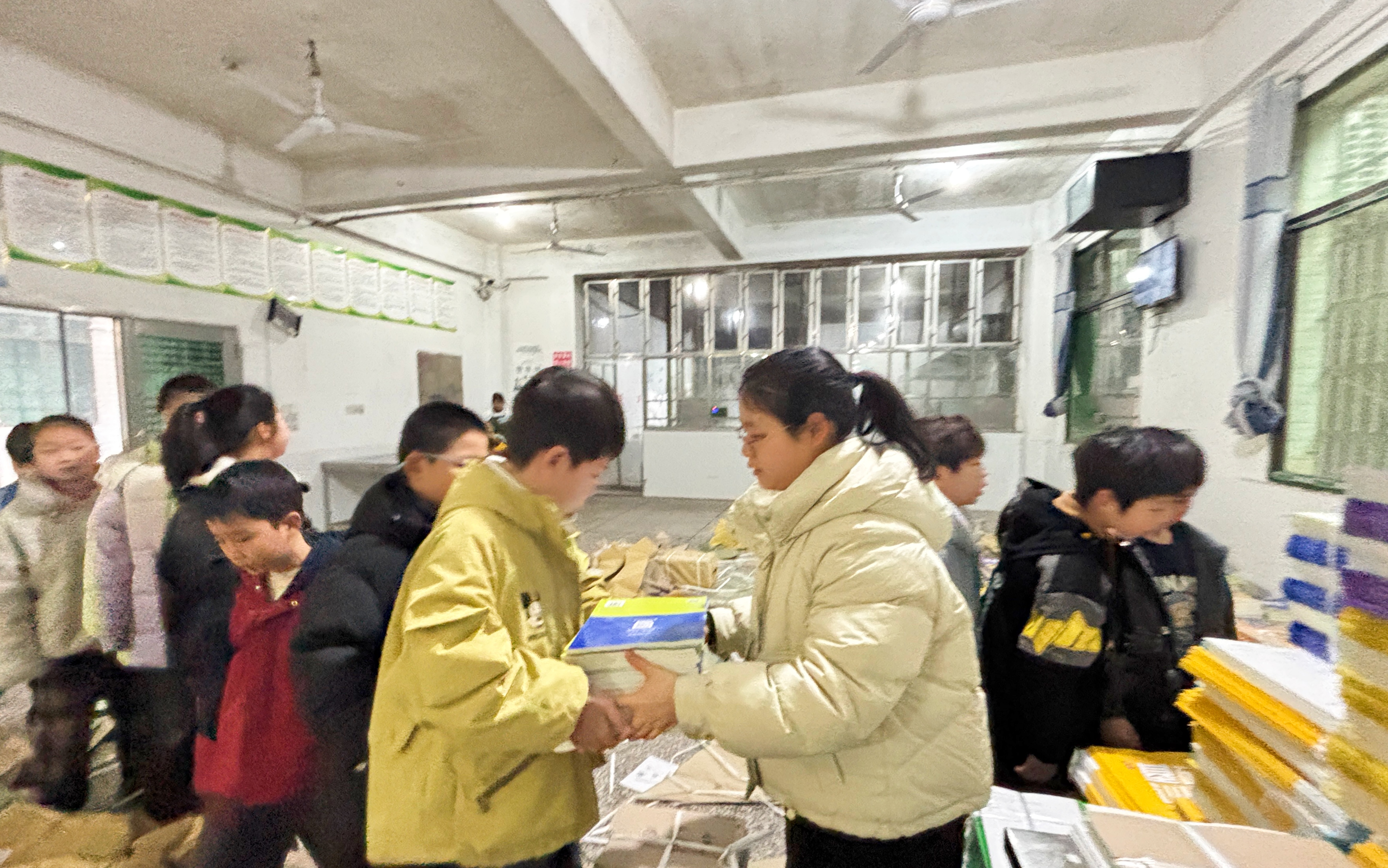 【衡东站县】新塘镇中心学校：餐厅变“驿站” 书香满校园