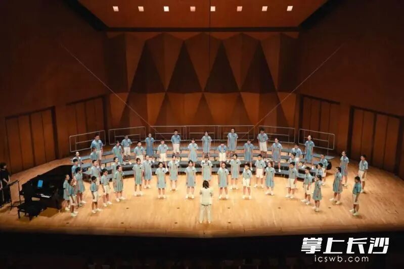 “星辰合唱团”登台演出。