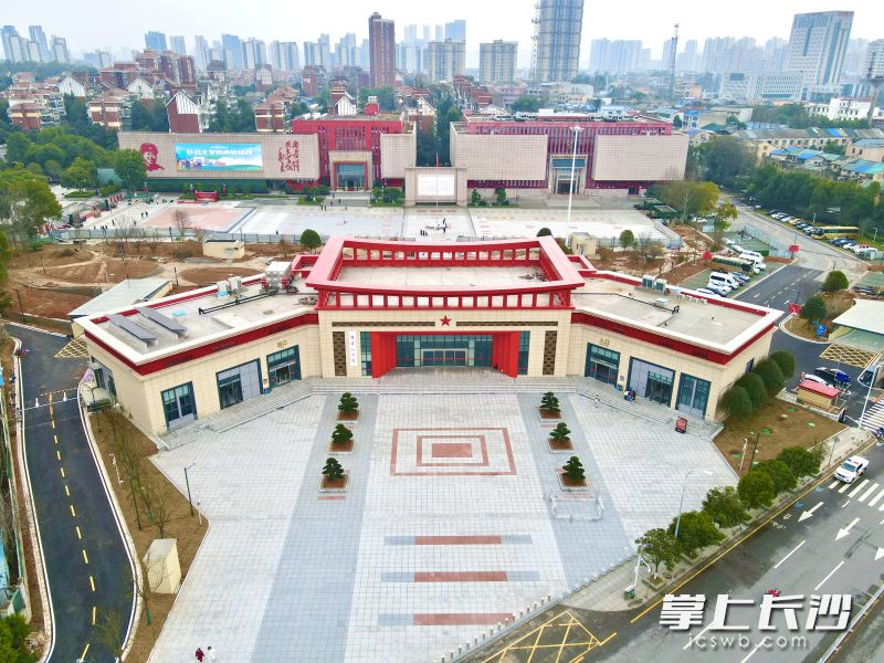 全新亮相的观众服务中心，与停车场形成功能互补的服务体系。