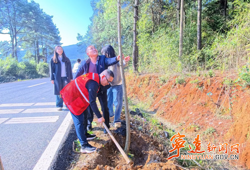 宁远：党建引领添新绿 干群同心绘生态4_副本500.jpg