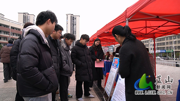 我县春风送岗进校园 校企合作“职”通未来.jpg 我县春风送岗进校园 校企合作“职”通未来.jpg