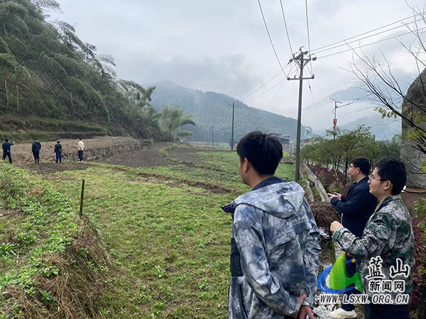 湘江源瑶族乡：踏查田间排查密林 筑牢禁种铲毒安全防线.jpg