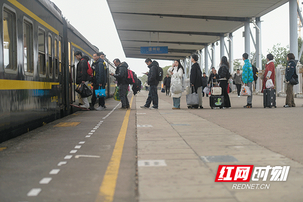 在道县道州站，旅客有序排队上车。.gif
