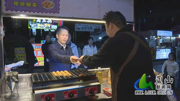 我县为文明经营户授牌 让烟火与文明共同绽放.jpg