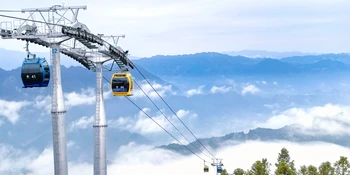 【今日头条】湖南溆浦：世界上最长高山索道，7600米“云端天路”火了！