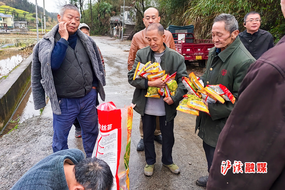 达岚镇种子发放.jpg2.jpg修改.jpg