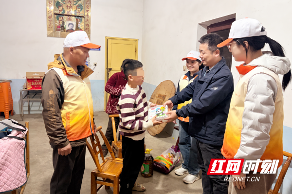 已调整 湘乡南中心站帮助留守儿童.png