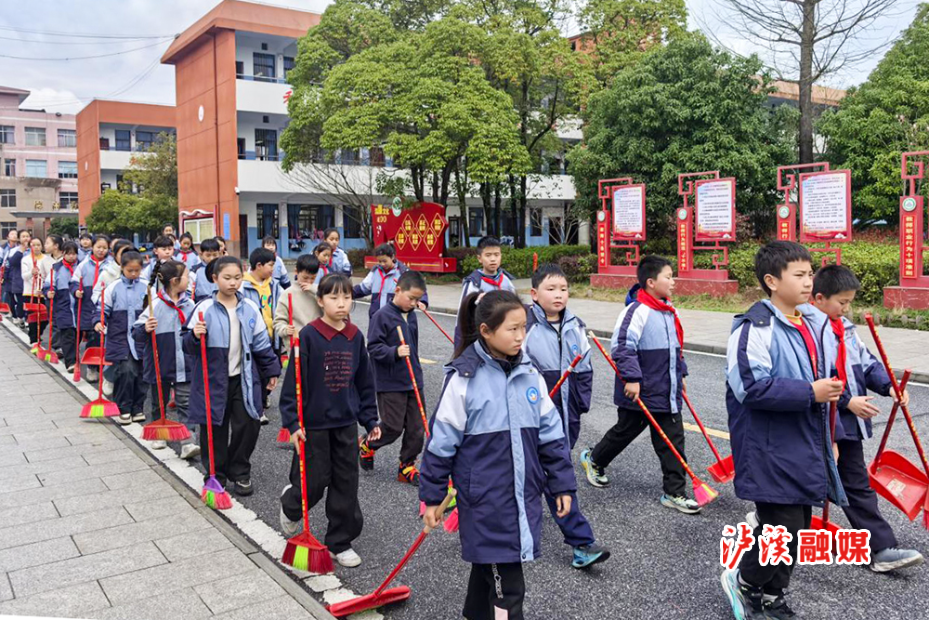 白沙小学学习雷锋环保小卫士.jpg