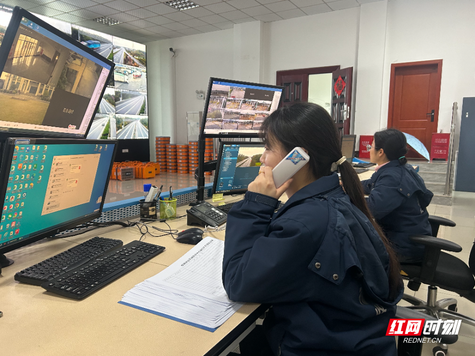 监控员正在工作.jpg