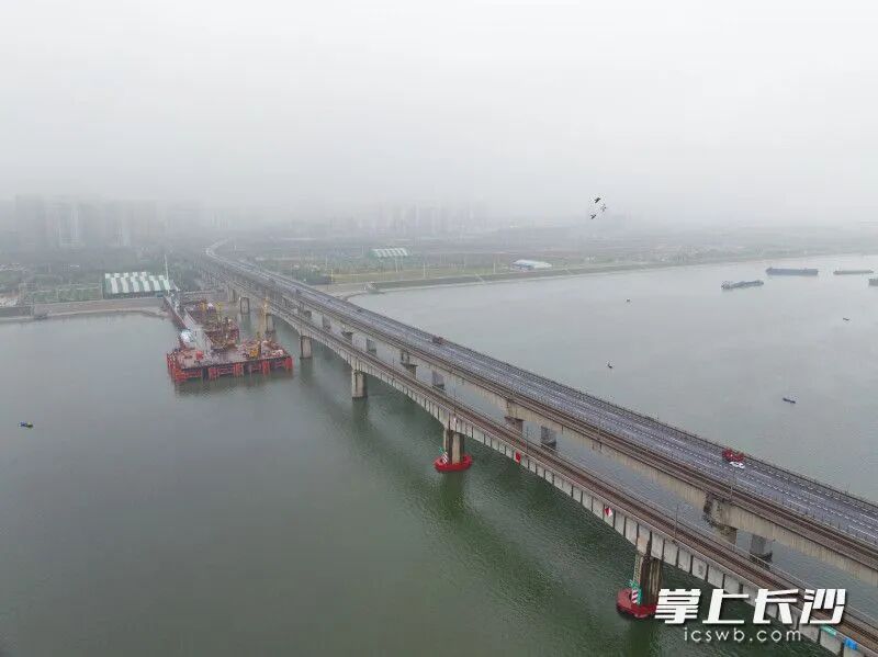 3月17日，长赣高铁长沙湘江铁路特大桥主桥首个主墩桩基完工。均为长沙晚报全媒体记者 邹麟 摄