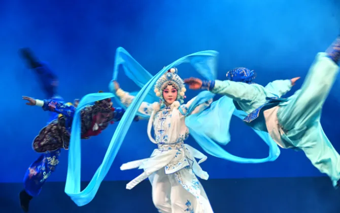 当昆曲遇上“辣妹子” 湘昆全本《雷峰塔》首演