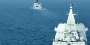 以一敌二！“万吨大驱”南昌舰逼退外舰