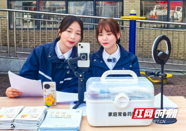 5、“路灯”志愿者为观赏油菜花的旅客义务服务并直播。 拷贝.jpg