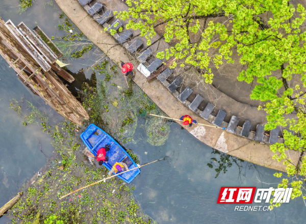 2026年3月22日，在湖南省永州市道县梅花镇贵头村，志愿者在清理水上垃圾、漂浮物。 (10).jpg