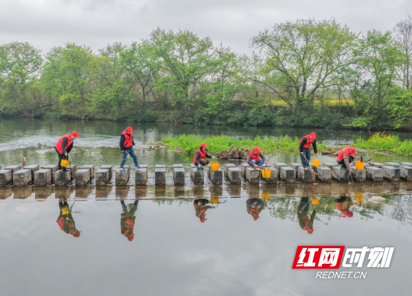 2026年3月22日，在湖南省永州市道县梅花镇贵头村，志愿者在清理水上垃圾、漂浮物。 (17).jpg