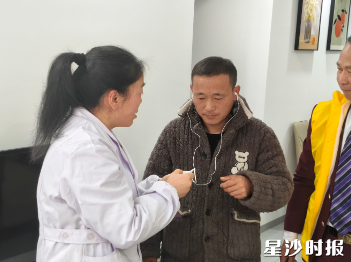 义工和长沙县中医院工作人员上门为宋先生进行设备调试。通讯员供图