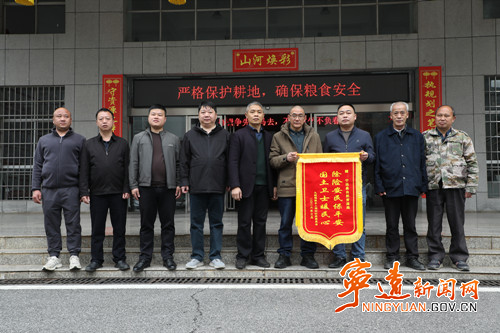 宁远：消除地灾保平安 村民致谢送锦旗_副本500.jpg