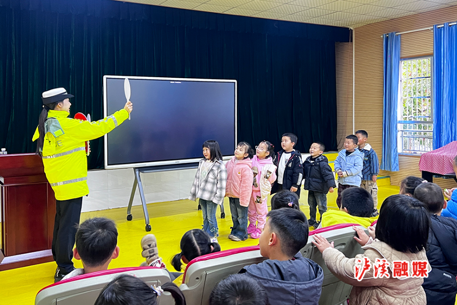 交警幼儿园上安全课 (1).jpg