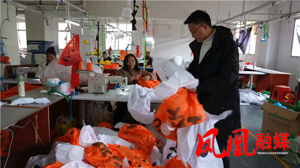 凤凰腊尔山：高山玩具厂海外订单旺 苗乡巧[00_06_22][20260326-121039].jpg