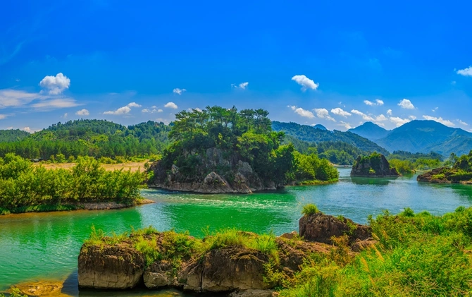 诗评丨苏仁聪：词语的暗处与光亮