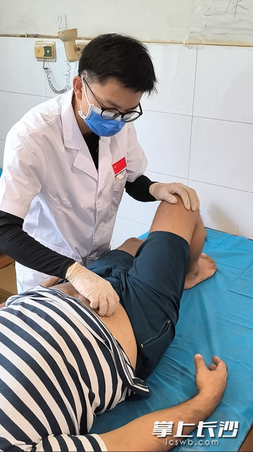 医疗队员为患者运用中医特色疗法解决健康问题。