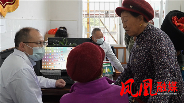 凤凰：赶集日成健康日 送医送教惠苗乡[00_04_10][20260328-135118].jpg