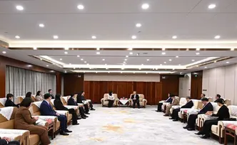 沈晓明会见先进医疗技术协会代表团一行