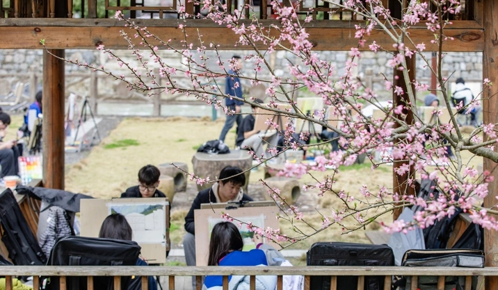 吉首市坪年村：苗寨如画 笔绘春光