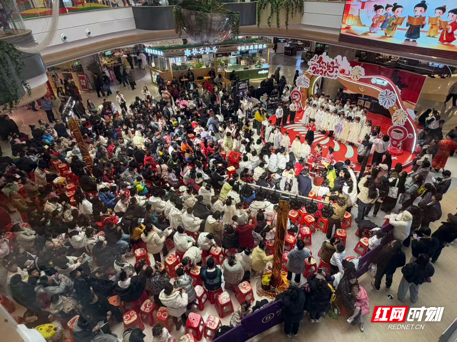 活动现场诵读古诗.jpg 活动现场诵读古诗.jpg