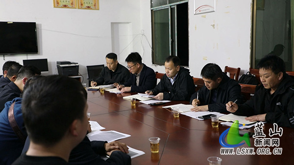 曾艺到塔峰镇湖叠村驻村调研 共商乡村发展良策.jpg 曾艺到塔峰镇湖叠村驻村调研 共商乡村发展良策.jpg