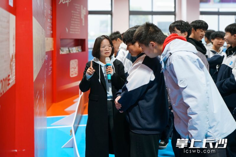 同学们认真观展。 同学们认真观展。