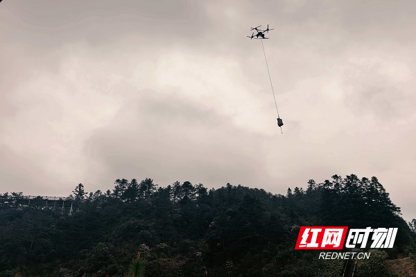 无人机吊运作业.jpg