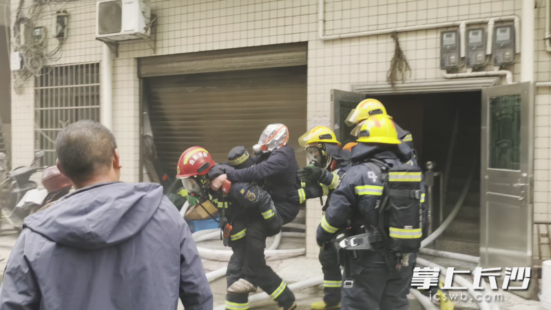消防员从火场中背出被困老人。长沙晚报通讯员 寻艳 摄