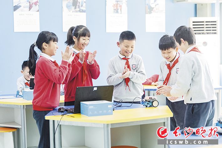 芙蓉区育英西垅小学的无作业日里,孩子们找到自己喜爱的领域进行探索。照片由学校提供 芙蓉区育英西垅小学的无作业日里,孩子们找到自己喜爱的领域进行探索。照片由学校提供