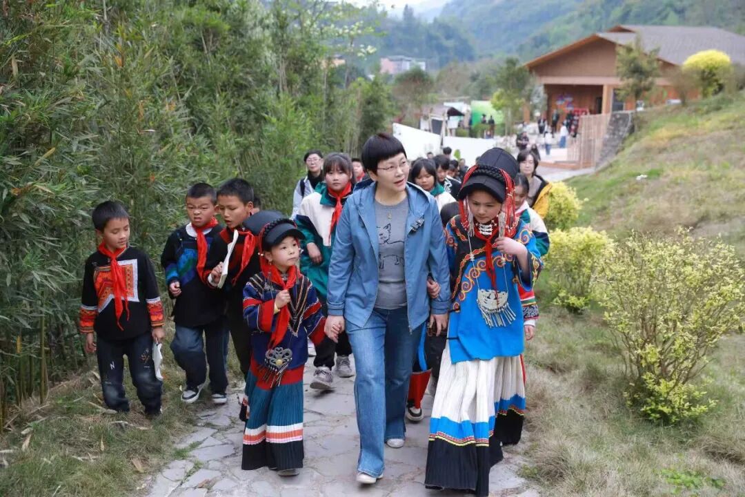 汤素兰带着小朋友在山野户外行走