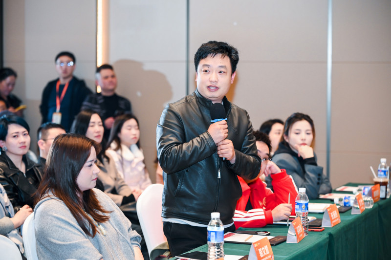 在互动环节，参会者围绕AI在企业落地中的痛点、智能体安全性、中小企业切入路径等问题与嘉宾深入交流。