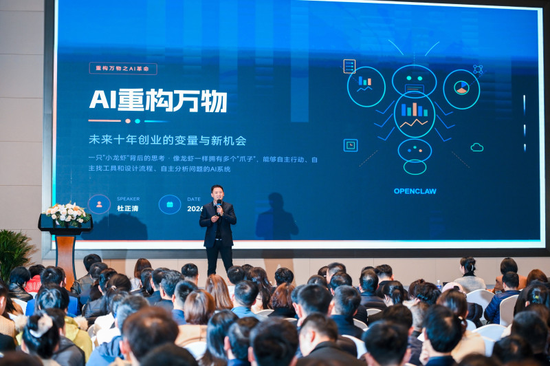 活动现场，三位来自草花互动的实战派嘉宾接力开讲，为参会者呈现了一场“干货满满”的AI实战课。