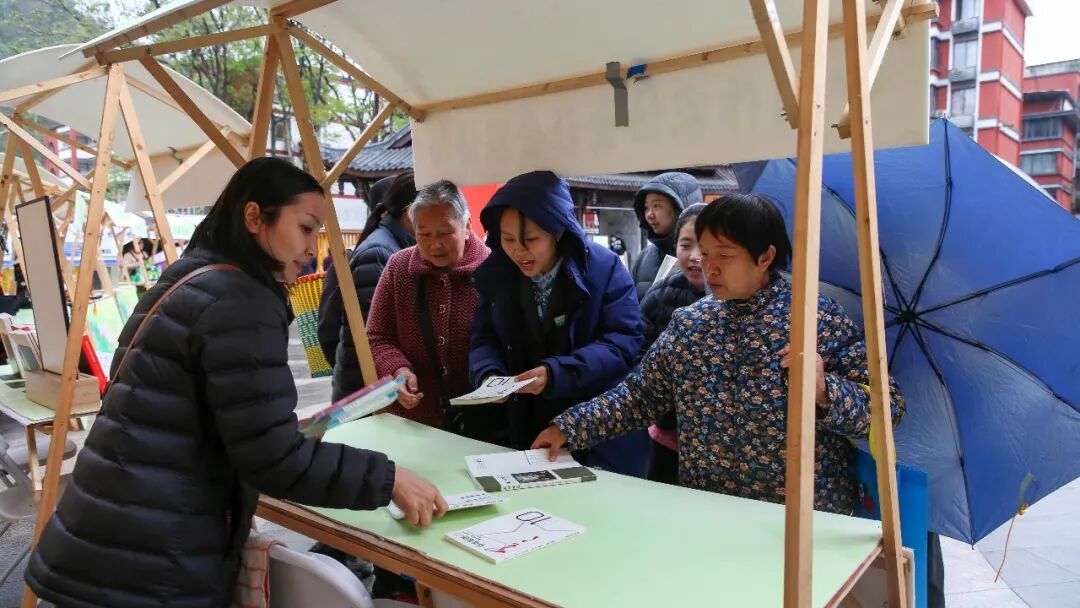 “文学早市”现场，读者在摊位前
